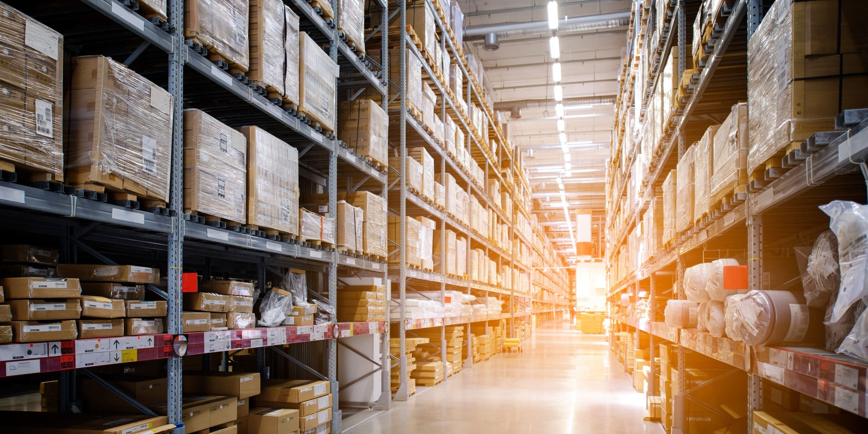 Fotografia de um galpão logístico com caixas de papelão empilhadas em prateleiras